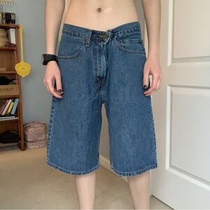 medium wash levi’s denim jorts